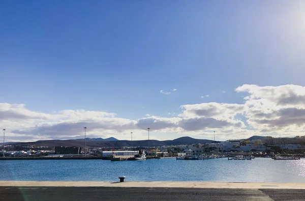 Şehir manzarası okyanus, gökyüzü, bulutlar ve şehir