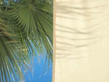 Şemsiye ve avuç içi, gökyüzü bulutlu. seyahat kavramı