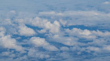 bulutlar bir uçağın penceresinden bakış.