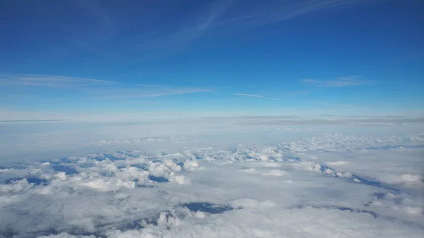 Vista Delle Nuvole Attraverso Finestrino Aereo — Foto Stock