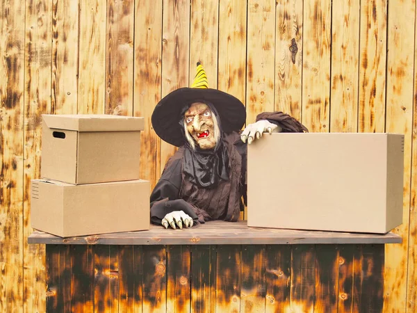 魔女と工芸箱ハロウィーンのコンセプト — ストック写真