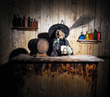 Korkunç bir cadı birası. Cadılar Bayramı konsepti.