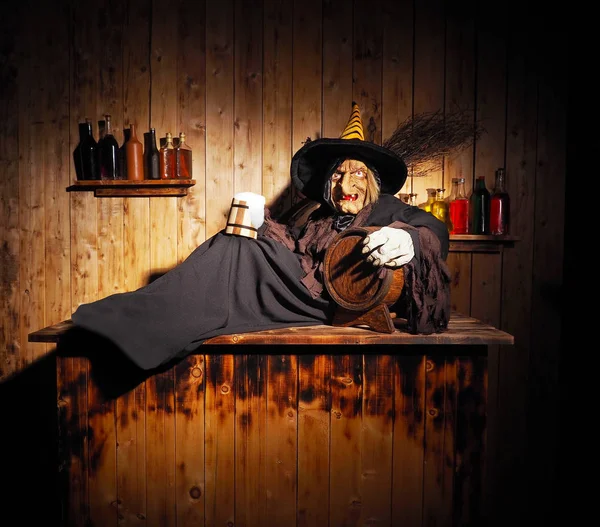 Szörnyű boszorkány sör. Halloween-koncepció. — Stock Fotó
