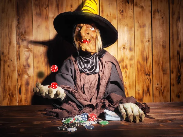 Boszorkány és kaszinó. fa háttér. Halloween koncepció. — Stock Fotó
