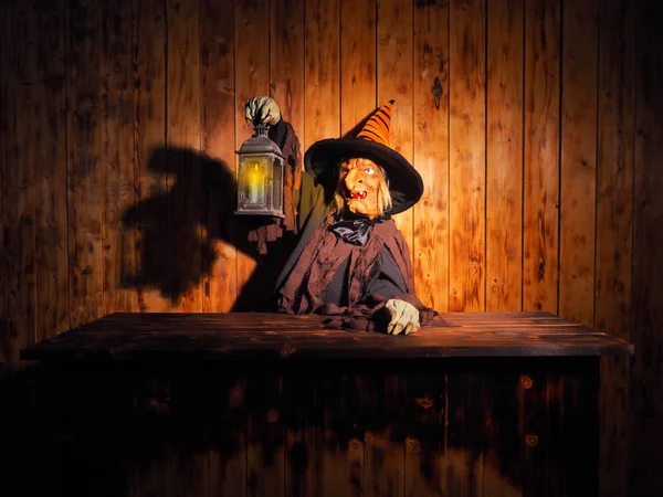Boszorkány és lámpa. fából készült hátteret. Halloween-koncepció — Stock Fotó