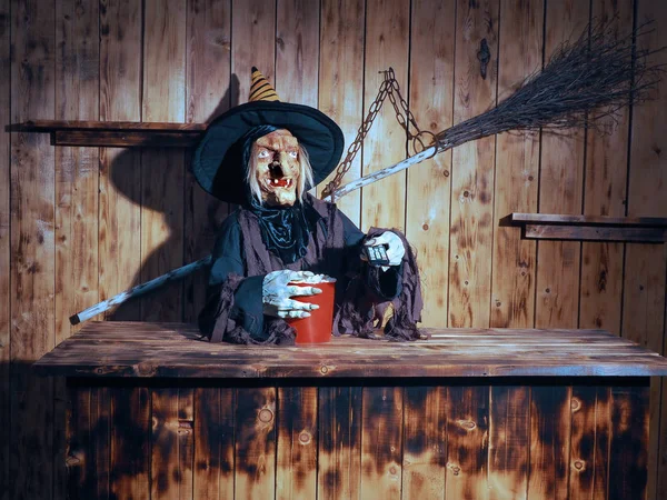 Boszorkány és távirányító. Halloween-koncepció. — Stock Fotó