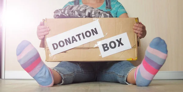 Картонная коробка с одеждой. Концепция пожертвований — стоковое фото
