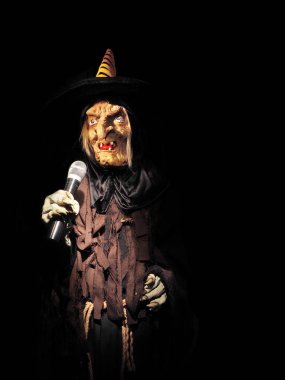 Gecenin korkunç cadısı. Cadılar Bayramı konsepti. Siyah üzerinde izole
