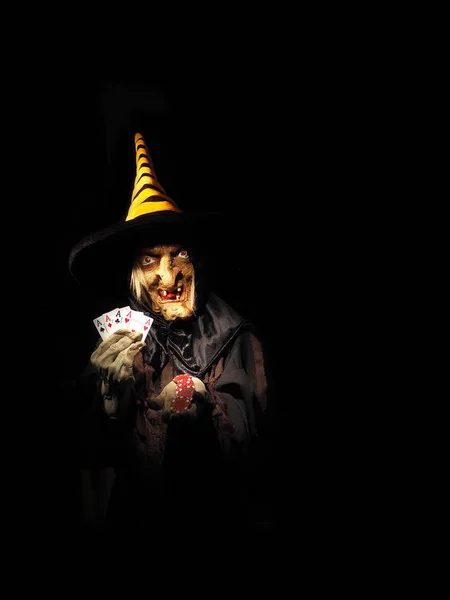 Ijesztő boszorkány az éjszakában. Halloween koncepció. Izolált fekete — Stock Fotó