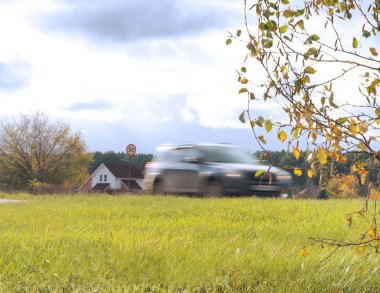 Kırsal bir yolda hareket bulanık araba