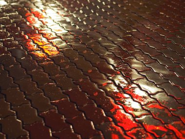 Yağmurlu şehrin bulanık arka planı. Neon ışığı