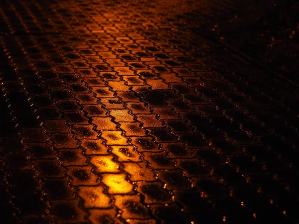 Verschwommener Hintergrund der nächtlichen regnerischen Stadt. Neonlicht — Stockfoto