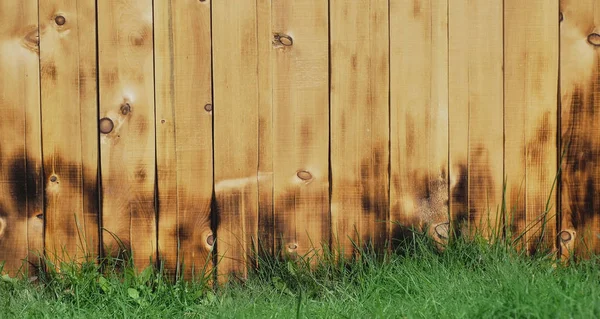 Rustic wooden fence and green grass. Background — Stock Photo, Image