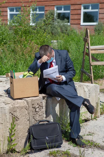 Hombre Negocios Adulto Lee Aviso Despido Aire Libre Concepto Desempleo — Foto de Stock