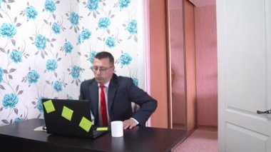 İş adamı karantina sırasında evde çalışır. Uzak Çalışma Konsepti