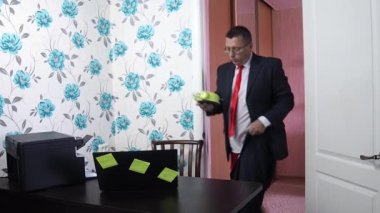İş adamı karantina sırasında evde çalışır. Uzak Çalışma Konsepti