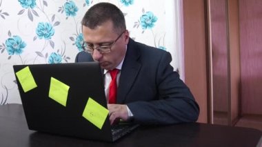 İş adamı karantina sırasında evde çalışır. Uzak Çalışma Konsepti