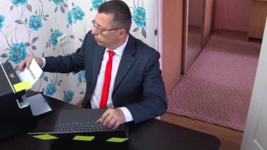 Yetişkin işadamı işten çıkarma ilanını evde okuyor. İşsizlik kavramı. Coronavirus sonrası.