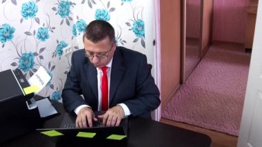 Yetişkin işadamı işten çıkarma ilanını evde okuyor. İşsizlik kavramı. Coronavirus sonrası.