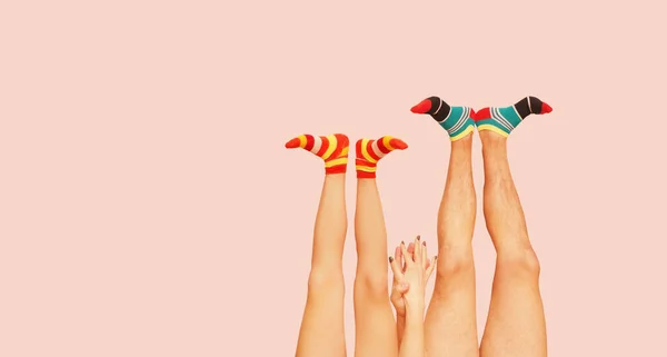 Lustige Gestreifte Socken Beine Eines Ehepaares Isoliert Auf Dem Korallenrosa — Stockfoto