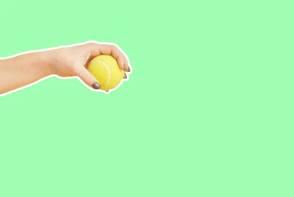 Ele Tutuşan Tenis Topu Renk Arkaplanında Izole — Stok fotoğraf