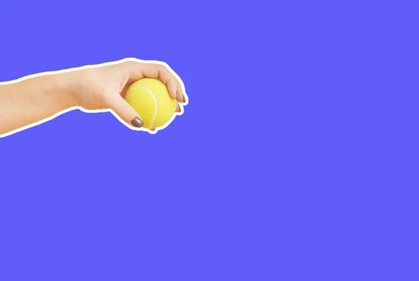 Ele Tutuşan Tenis Topu Renk Arkaplanında Izole — Stok fotoğraf