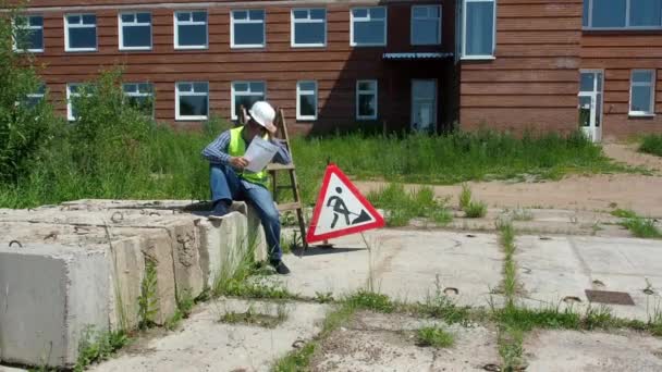 Worker Reads Layoff Notice Outdoor Unemployment Concept Coronavirus Aftermath — Stock Video