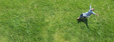 Bahçe arka planında yetişkin bir adam. Üst Manzara. Pastoral yaşam kavramı