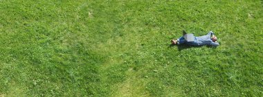 Bahçe arka planında yetişkin bir adam. Üst Manzara. Pastoral yaşam kavramı