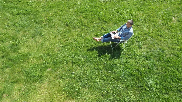 Bahçe Arka Planında Yetişkin Bir Adam Üst Manzara Pastoral Yaşam — Stok fotoğraf