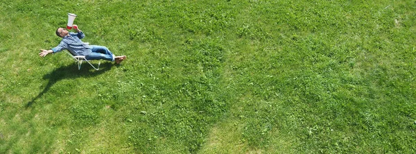 Bahçe Arka Planında Yetişkin Bir Adam Üst Manzara Pastoral Yaşam — Stok fotoğraf