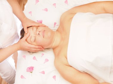 Kapalı gözlü, kaplıca salonunda masaj yaptıran vücut pozitifliği olan bir kadın. Sağlık, güzellik, tatil köyü ve rahatlama kavramı