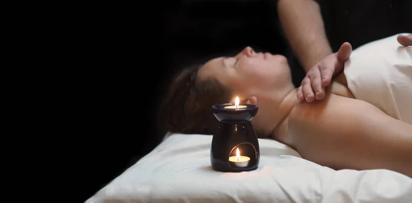 Körperpositive Frau Mit Geschlossenen Augen Wellness Salon Bei Einer Massage — Stockfoto
