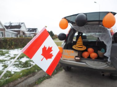Hile ya da bagaj. Cadılar bayramını bir arabanın bagajında kutlamayı düşün. Geleneksel Ekim tatilini dışarıda kutlayan yeni moda. Coronavirus covid-19 sırasındaki sosyal mesafe ve güvenli alternatif kutlama