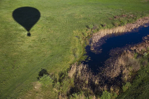 Lot Balonem Nad Zwykły Naturalny Krajobraz Pól Lasów Jezior Słoneczny — Zdjęcie stockowe