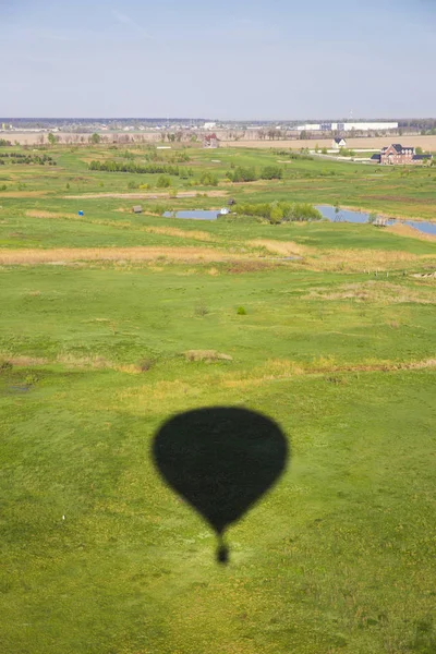 Lot Balonem Nad Zwykły Naturalny Krajobraz Pól Lasów Jezior Słoneczny — Zdjęcie stockowe