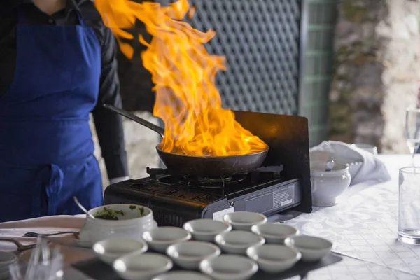 Cuisinier Dans Tablier Bleu Des Gants Blancs Est Debout Près Images De Stock Libres De Droits