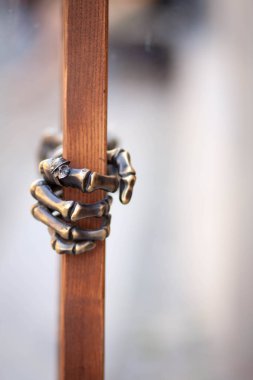 dövme demir iskelet el ahşap sapı ile cam kapı açma