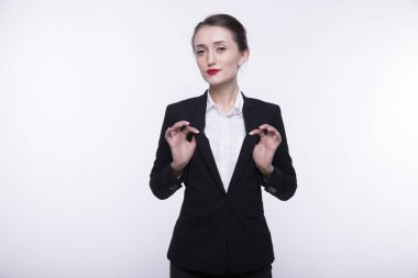 bir koyu takım elbise ve beyaz bir arka plan üzerinde beyaz bir gömlek uzun saçlı şık ifade genç kız.