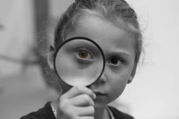 Retrato Creativo Blanco Negro Una Hermosa Niña Cinco Años Que —  Fotos de Stock