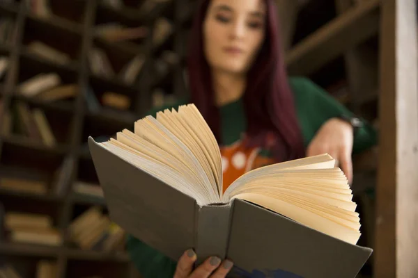 Een Mooi Meisje Met Een Open Boek Een Onscherpe Achtergrond — Stockfoto