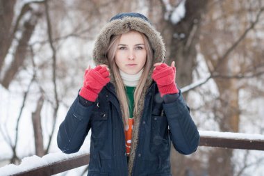 Sıcak bir ceket bir kış parkta uzun sarı saçlı güzel bir anlatım genç kız portresi