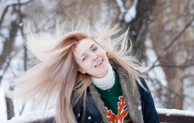 Karlı bir kış Park arka plan bulanık güzel anlamlı genç kız