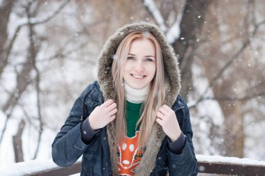 Karlı bir kış Park arka plan bulanık güzel anlamlı genç kız