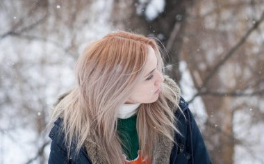 Karlı bir kış Park arka plan bulanık güzel anlamlı genç kız