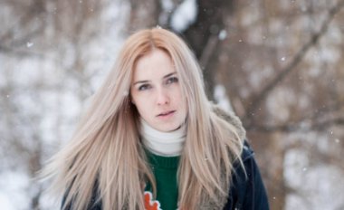 Karlı bir kış Park arka plan bulanık güzel anlamlı genç kız