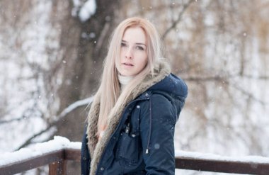 Karlı bir kış Park arka plan bulanık güzel anlamlı genç kız