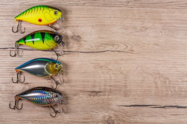 Tahta arka planda balık yemi yan yana.