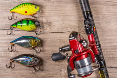 Balıklar döner ve ahşap masada yem olur.