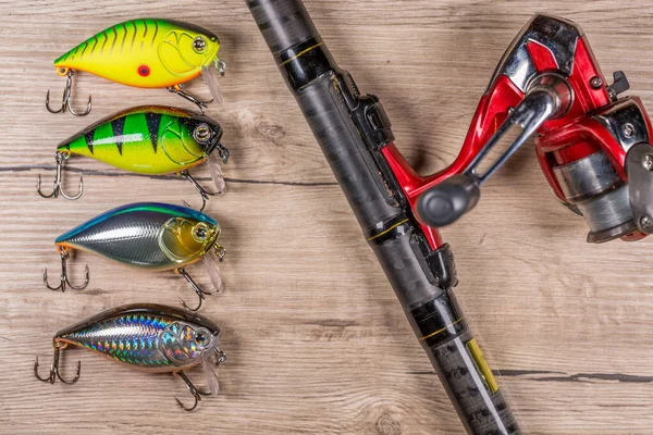 Balık oltası - balık tutma, olta atma, ahşap arka planda olta ve yem..